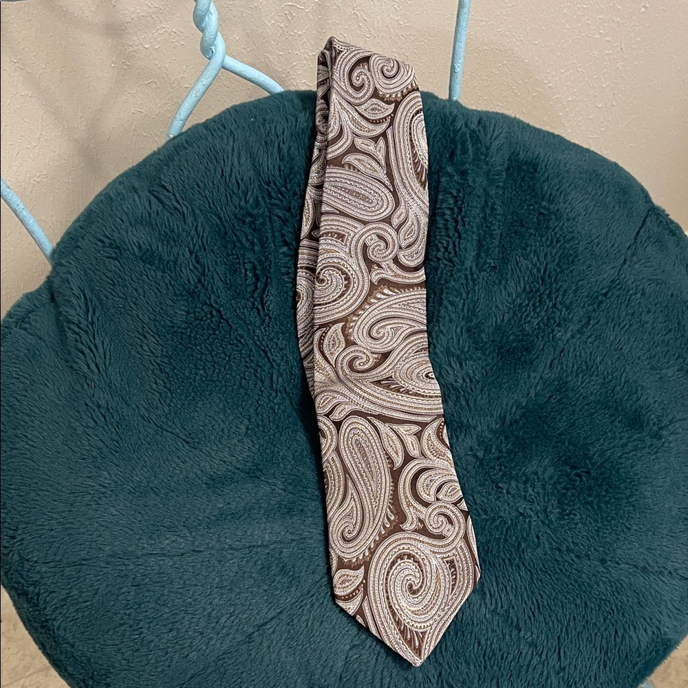 Michael Kors Elegant Paisley Tie in Cream and Brown